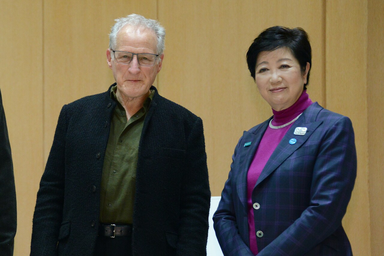 左からマイケル・マン、小池百合子。
