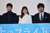 「水上のフライト」初日舞台挨拶の様子。左から杉野遥亮、中条あやみ、小澤征悦。
