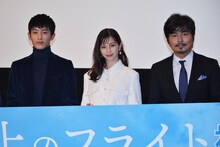 「水上のフライト」初日舞台挨拶の様子。左から杉野遥亮、中条あやみ、小澤征悦。