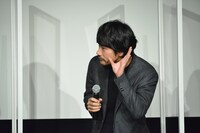 観客の声を聞こうとする松山ケンイチ。