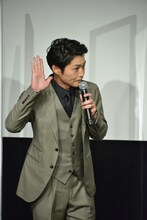 観客の声を聞こうとする安田顕。