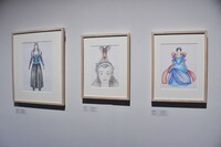 東京都現代美術館で開催中の「石岡瑛子 血が、汗が、涙がデザインできるか」より、「白雪姫と鏡の女王」の衣装ドローイング。