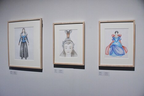 東京都現代美術館で開催中の「石岡瑛子 血が、汗が、涙がデザインできるか」より、「白雪姫と鏡の女王」の衣装ドローイング。