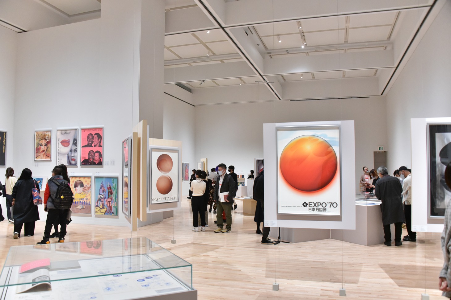 東京都現代美術館で開催中の「石岡瑛子 血が、汗が、涙がデザインできるか」の様子。