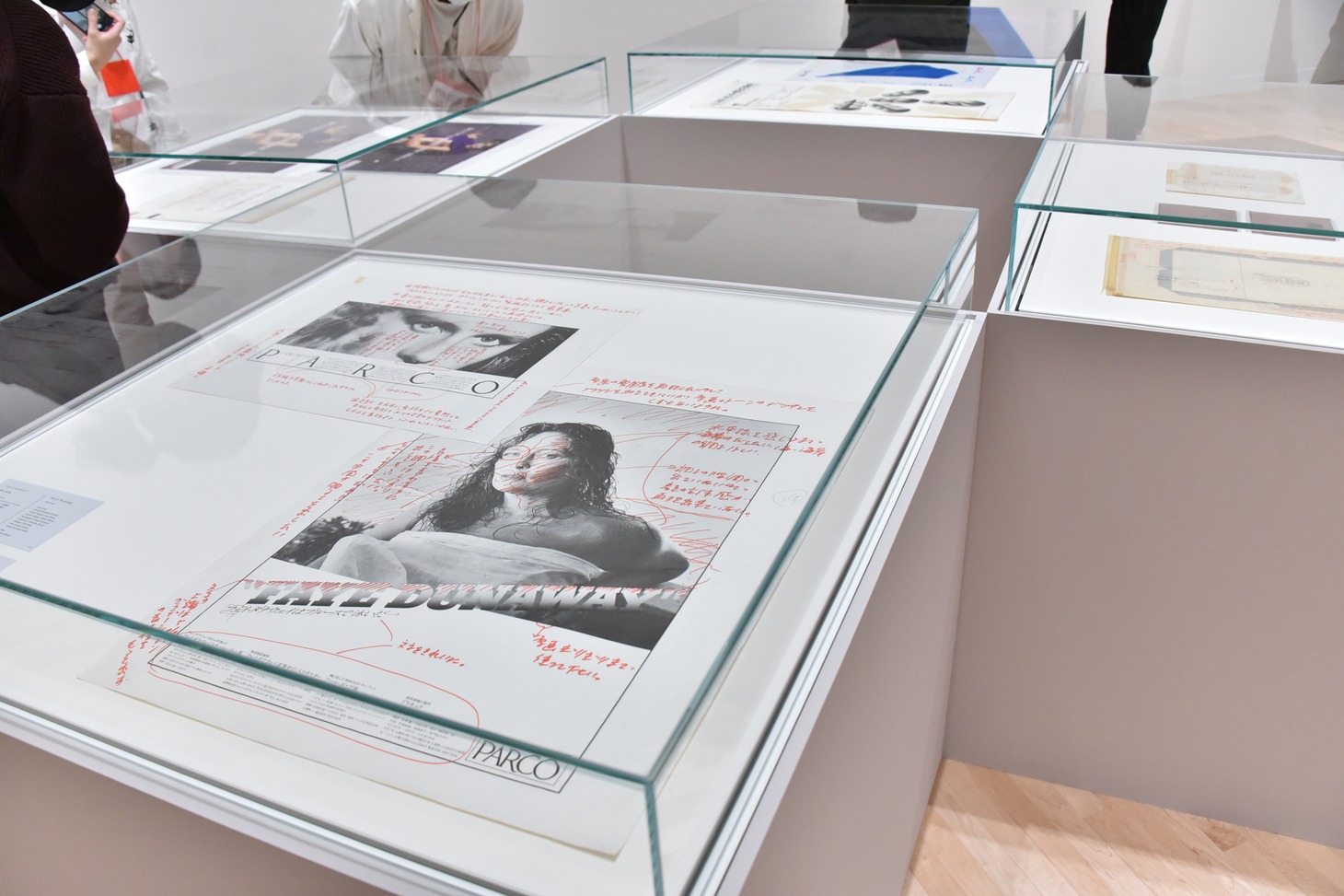 東京都現代美術館で開催中の「石岡瑛子 血が、汗が、涙がデザインできるか」の様子。