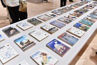 東京都現代美術館で開催中の「石岡瑛子 血が、汗が、涙がデザインできるか」の様子。