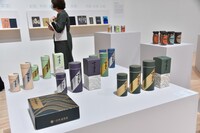 東京都現代美術館で開催中の「石岡瑛子 血が、汗が、涙がデザインできるか」の様子。