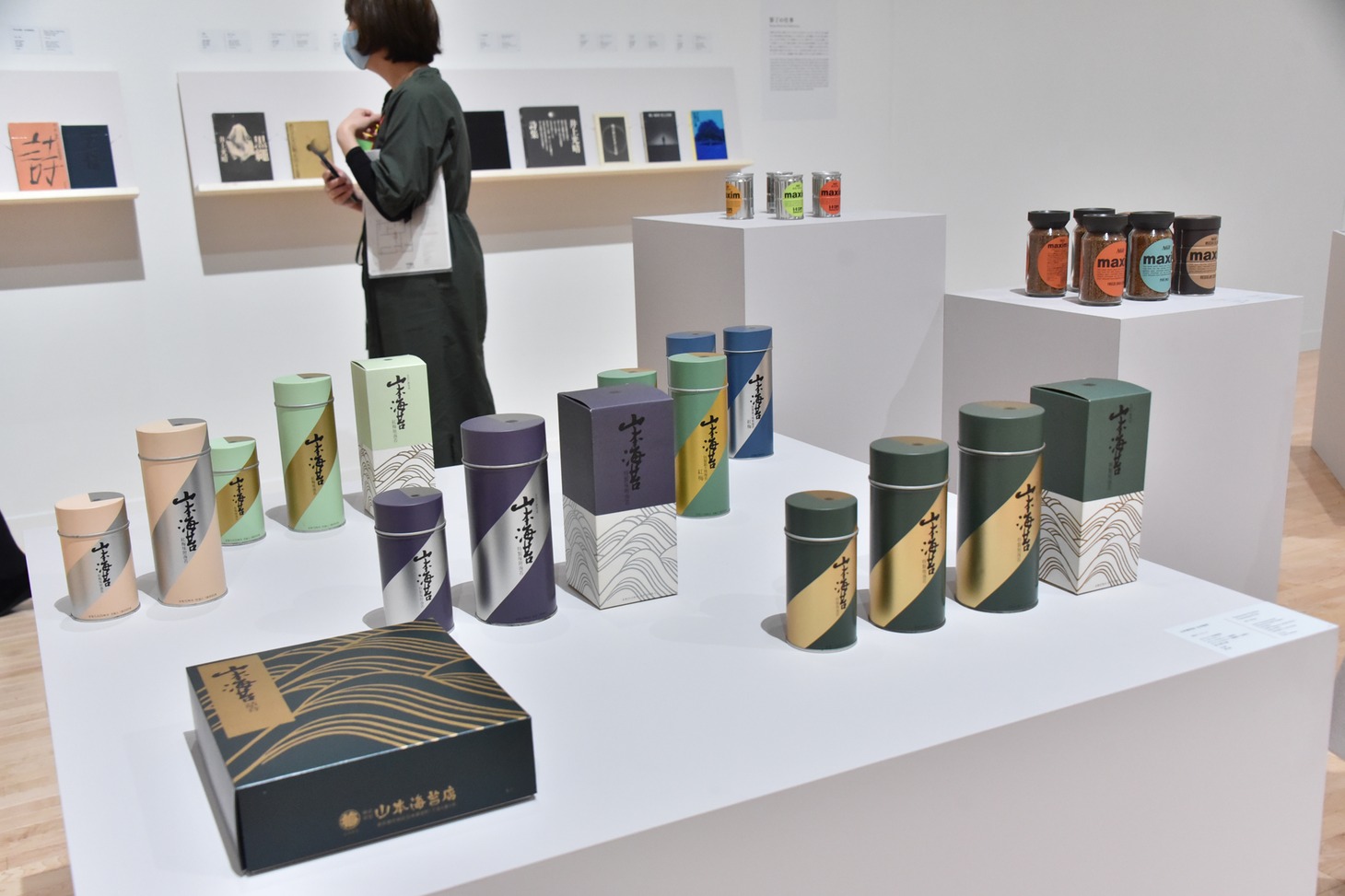 東京都現代美術館で開催中の「石岡瑛子 血が、汗が、涙がデザインできるか」の様子。