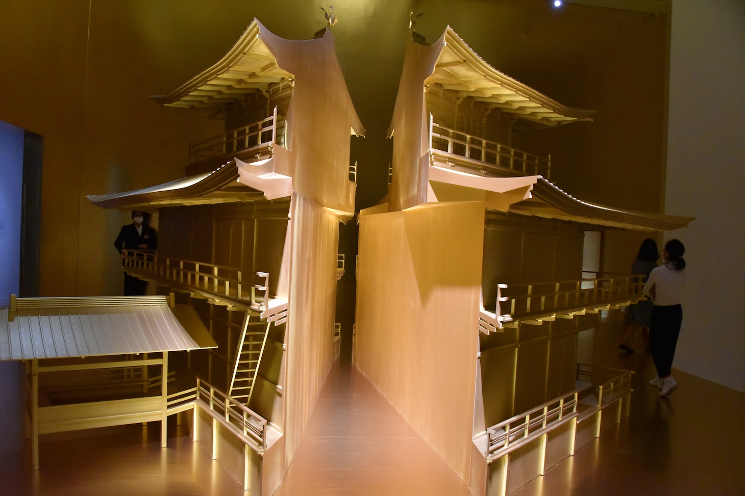 東京都現代美術館で開催中の「石岡瑛子 血が、汗が、涙がデザインできるか」より、「ミシマ-ア・ライフ・イン・フォー・チャプターズ」に登場する金閣寺のレプリカ。