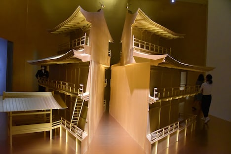 東京都現代美術館で開催中の「石岡瑛子 血が、汗が、涙がデザインできるか」より、「ミシマ-ア・ライフ・イン・フォー・チャプターズ」に登場する金閣寺のレプリカ。