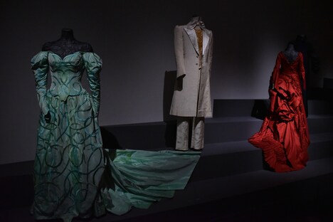 東京都現代美術館で開催中の「石岡瑛子 血が、汗が、涙がデザインできるか」より、「ドラキュラ」の衣装。