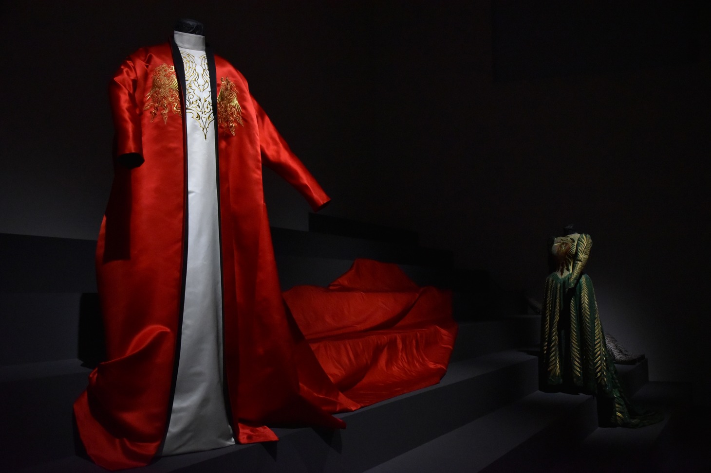 東京都現代美術館で開催中の「石岡瑛子 血が、汗が、涙がデザインできるか」より、「ドラキュラ」の衣装。