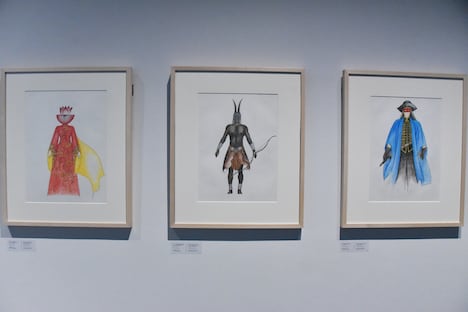 東京都現代美術館で開催中の「石岡瑛子 血が、汗が、涙がデザインできるか」より、「落下の王国」の衣装ドローイング。