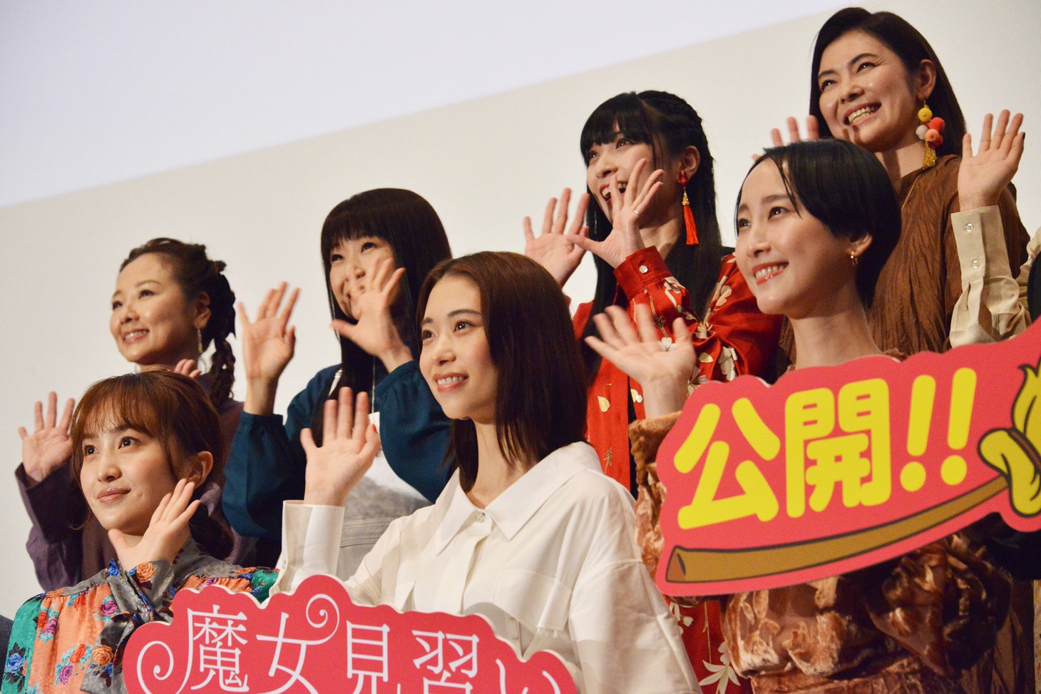 「魔女見習いをさがして」公開記念舞台挨拶の様子。前列左から百田夏菜子、森川葵、松井玲奈。後列左から宍戸留美、松岡由貴、千葉千恵巳、秋谷智子。