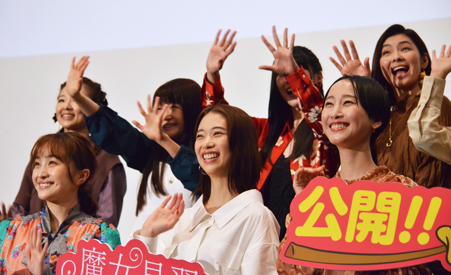 前列左から百田夏菜子、森川葵、松井玲奈。後列左から宍戸留美、松岡由貴、千葉千恵巳、秋谷智子。