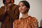 涙する松井玲奈。