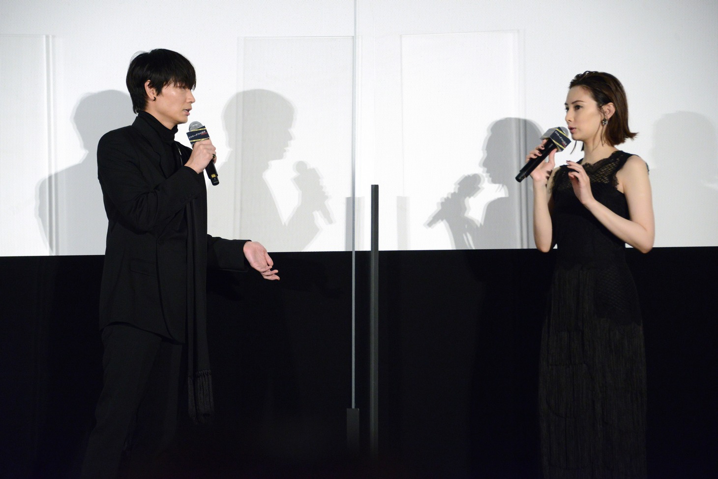 左から綾野剛、北川景子。