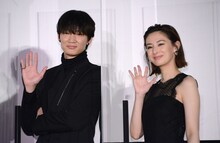 「ドクター・デスの遺産－BLACK FILE－」公開記念舞台挨拶の様子。左から綾野剛、北川景子。