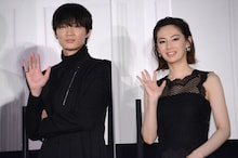 左から綾野剛、北川景子。