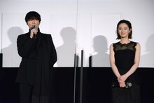 左から綾野剛、北川景子。