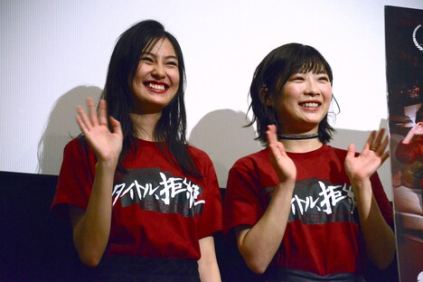 左から恒松祐里、伊藤沙莉。