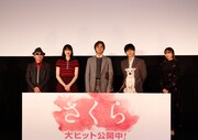 左から矢崎仁司、小松菜奈、北村匠海、吉沢亮、小林由依。手前に座っているのがちえ。