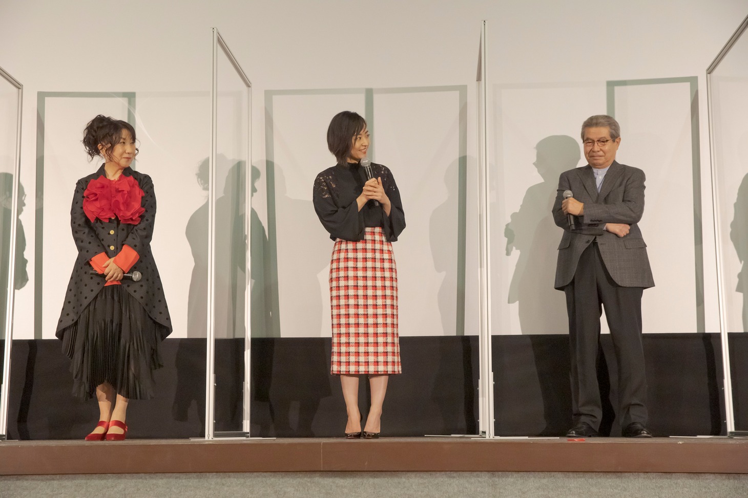 左から室井滋、井上真央、立川志の輔。