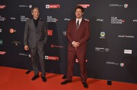 左からマッツ・ミケルセン、ネクタイを借りたトマス・ヴィンターベア。（画像提供：Horst Galuschka / dpa / picture-alliance / Newscom / ゼータ イメージ）