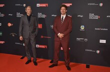 左からマッツ・ミケルセン、ネクタイを借りたトマス・ヴィンターベア。（画像提供：Horst Galuschka / dpa / picture-alliance / Newscom / ゼータ イメージ）