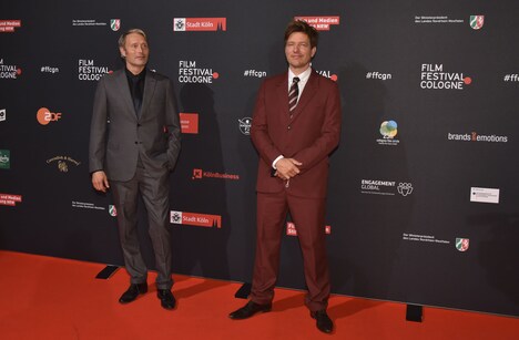 左からマッツ・ミケルセン、ネクタイを借りたトマス・ヴィンターベア。（画像提供：Horst Galuschka / dpa / picture-alliance / Newscom / ゼータ イメージ）