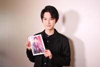 お気に入りカットを見せる本郷奏多。