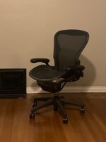 20年近く愛用しているというハーマン・ミラー社のアーロンチェア。「CG作業は長時間座ってする仕事なので、いい椅子を選ぶことが大事。たいていどこのCGスタジオでも使っていることが多く、すっかり体になじんでしまいました」