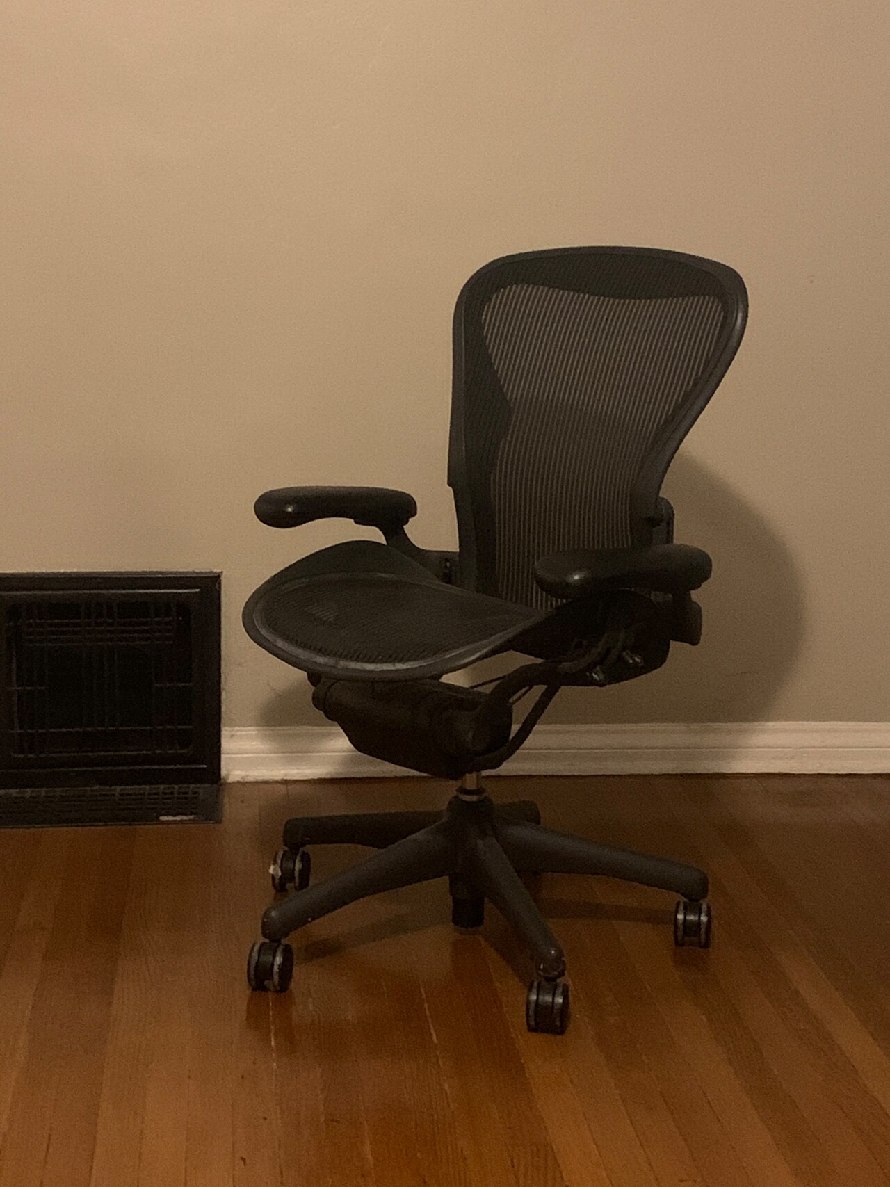 20年近く愛用しているというハーマン・ミラー社のアーロンチェア。「CG作業は長時間座ってする仕事なので、いい椅子を選ぶことが大事。たいていどこのCGスタジオでも使っていることが多く、すっかり体になじんでしまいました」