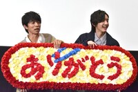 フォトセッション時に報道陣の席にいる兼重淳を見つけ、「監督が写真撮ってる」「1人だけスマホじゃん！」と驚く井ノ原快彦（左）と道枝駿佑（右）。