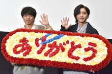 左から井ノ原快彦、道枝駿佑。