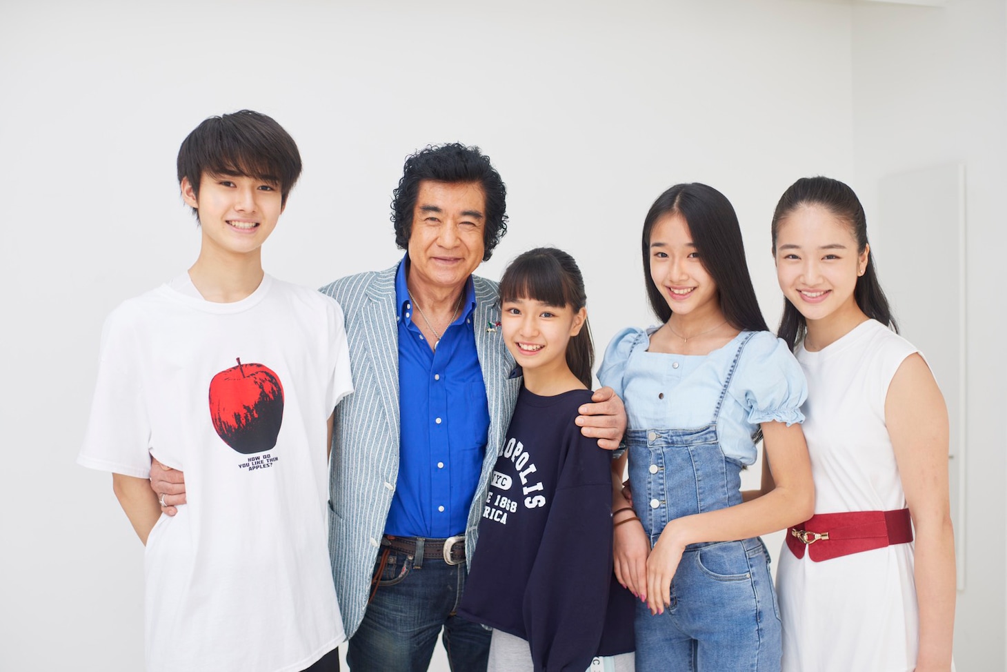 左から藤岡真威人、藤岡弘、、藤岡舞衣、天翔天音、天翔愛。