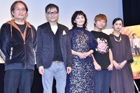 「脳天パラダイス」公開直前プレミア試写会の様子。左から山本政志、いとうせいこう、南果歩、田本清嵐、小川未祐。