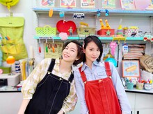 「25歳イマドキ独身女がマッチングアプリをやってみた結果日記」より、野村麻純演じるまみ（左）と永尾まりや演じるレイナ（右）。