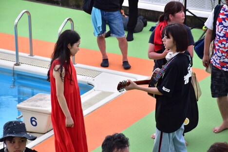 「夏、至るころ」撮影現場での池田エライザ（右）。