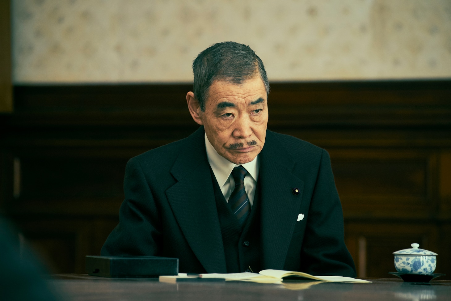 柄本明演じる松本烝治。