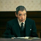 柄本明や松重豊が政府関係者を演じた「日本独立」新場面写真、伊武雅刀らの姿も