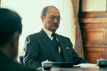 石橋蓮司演じる幣原喜重郎。