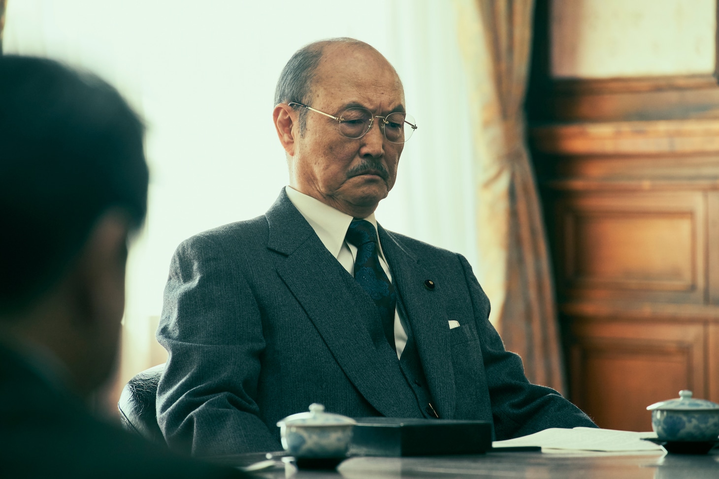 石橋蓮司演じる幣原喜重郎。