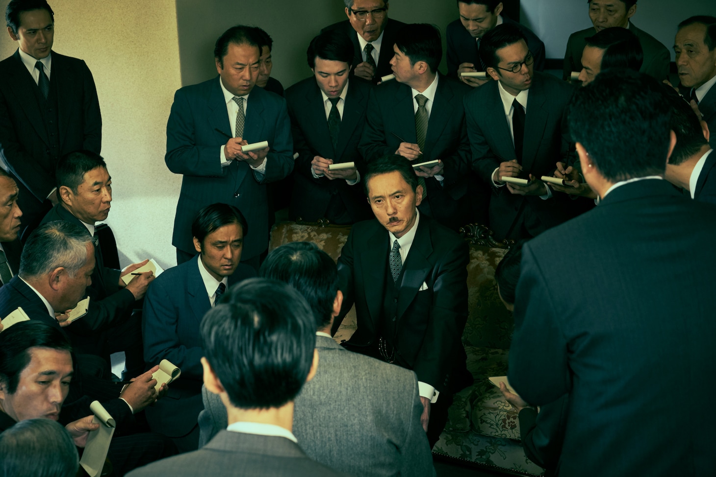 松重豊演じる近衛文麿（中央）。