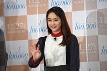 配信カメラに手を振る平祐奈。