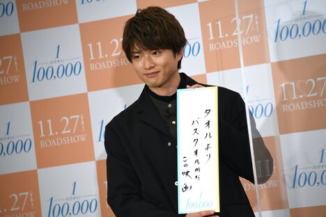 「タオルより バスタオルかな この映画」と川柳を詠んだ白洲迅