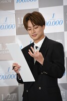 川柳の五七五を指で数える白濱亜嵐。