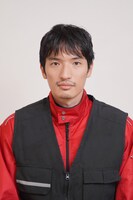 鈴之助演じる吾妻伸二。