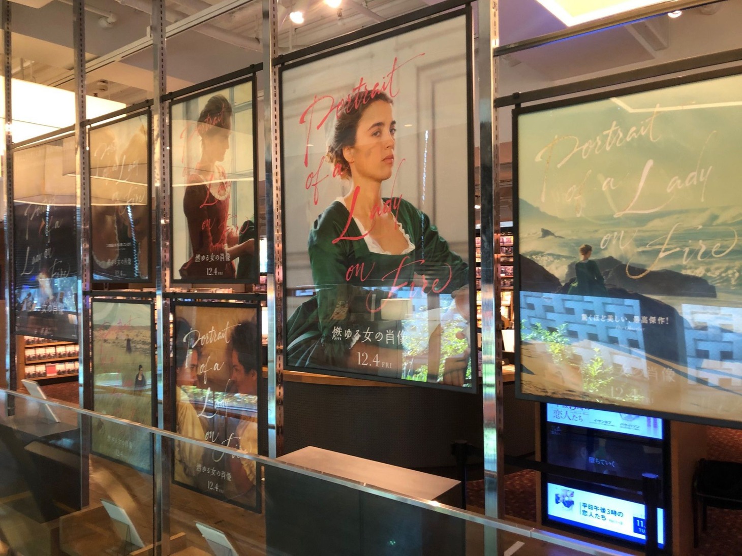 「燃ゆる女の肖像」ポスター展の様子。