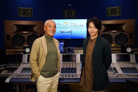 左から岩合光昭、中村倫也。